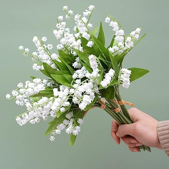Manos trabajando con flores